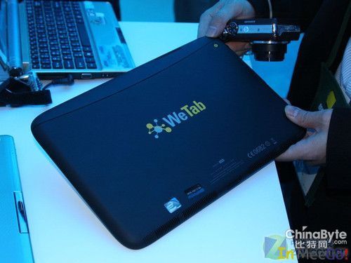 MeeGo笔记本现身英特尔展台 MeeGo笔记本现身英特尔展台