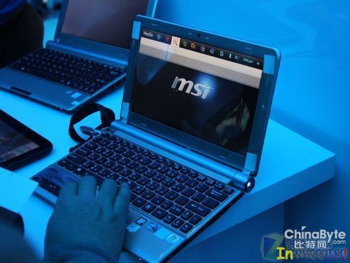 MeeGo笔记本现身英特尔展台 MeeGo笔记本现身英特尔展台