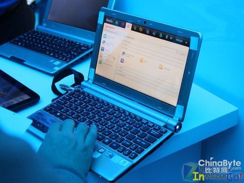 MeeGo笔记本现身英特尔展台 MeeGo笔记本现身英特尔展台